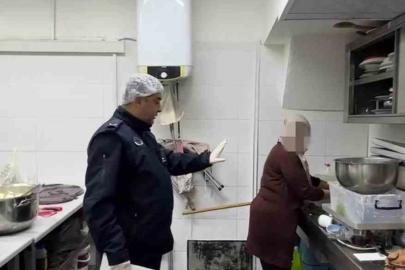 Zabıta denetimi esnasında mutfak tezgahında yıkanan paspas mide bulandırdı