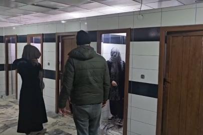 Zabıtadan kaçan dilenciler cami tuvaletinde yakalandı