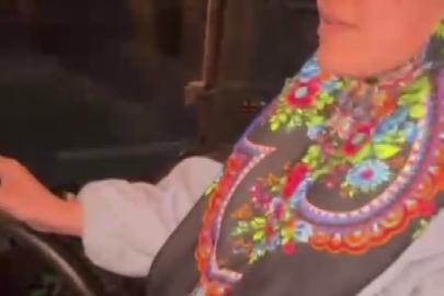 Zana Öğretmen kepçeyle okulunun bahçesini kendisi temizledi