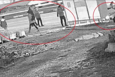 Zincirleme kazada durağa dalan otomobilden kaçarak kurtuldular: O anlar kamerada