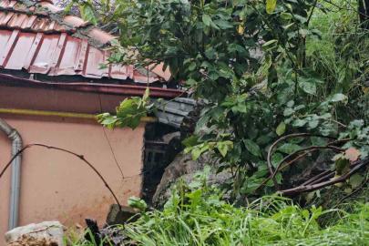 Zonguldak’ta korkutan heyelan; kayalar iki evin üzerine düştü