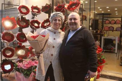 "11 kez istedim, 11’incide aldım" dedi, 26 yıllık aşkını gül ile taçlandırdı