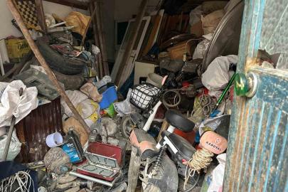 20 kamyon dolusu çöpü 25 yılda evinde biriktirmiş