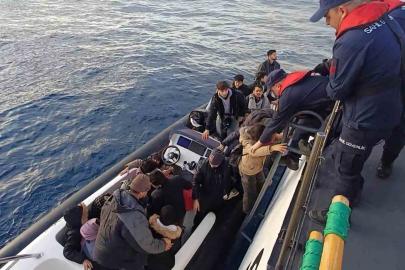 25 düzensiz göçmen ve 2 göçmen kaçakçılığı şüphelisi yakalandı