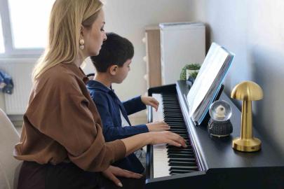 3 buçuk yaşında piyano çalmaya başladı, 8 yaşında satrançta 3 şampiyonluk yaşadı