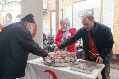 6 Şubat depreminde hayatını kaybedenler anısına lokma dağıtıldı