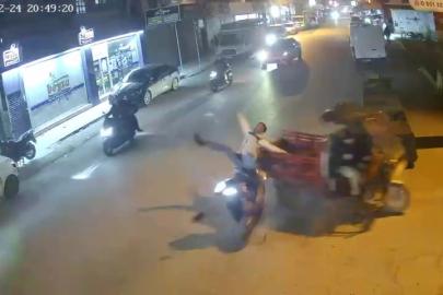 Adana’da 2 motosiklet çarpıştı... Kaza anı kamerada