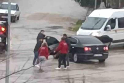 Adana’da bir kadının karıştığı sopalı kavga görüntülendi