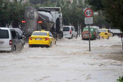 Adana’da sağanak yağışta yollar göle döndü
