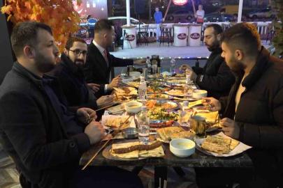 Adanalılar ilk iftarda kebapçılara akın etti