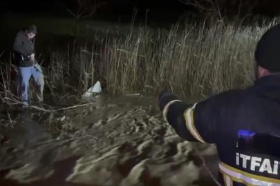 Adıyaman’da sele yakalanan araç suya gömüldü