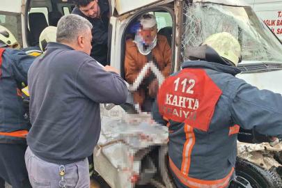 Adıyaman’da tır ile minibüs çarpıştı: 7 yaralı