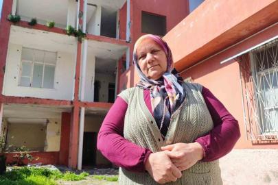 Ağır hasarlı bina yıkılmadı, 10 kişilik aile ölüm korkusuyla yaşıyor