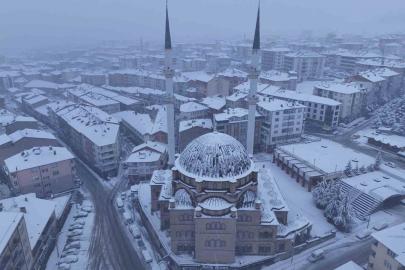 Akdağmadeni Belediyesi ekipleri karla mücadele için sahada