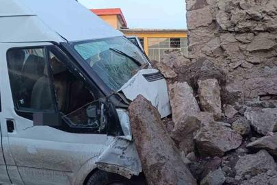 Aksaray’da işçi servisi bahçe duvarına çarptı: 2’si ağır 14 yaralı