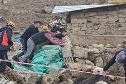 Aksaray’da yağmur ve rüzgardan ahır hayvanların üzerine çöktü