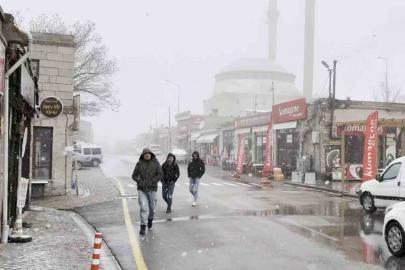 Aksaray’ın yüksek kesimlerinde kar yağışı etkili oluyor