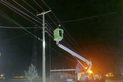 Alaca’da kamyon, elektrik ve telefon hatlarına zarar verdi