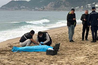 Alanya’da 2,5 ay önce sahilde bulunan ceset ihbarı yamaç paraşütü pilotu kamerasında