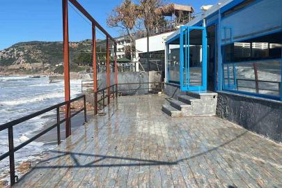 Alanya’da dalgalar balık lokantasını bastı
