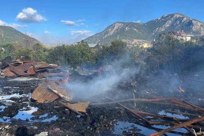 Alanya’da depo yakınındaki yangın korkuttu