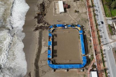 Alanya’da etkili olan fırtına sahildeki işletmede hasara yol açtı