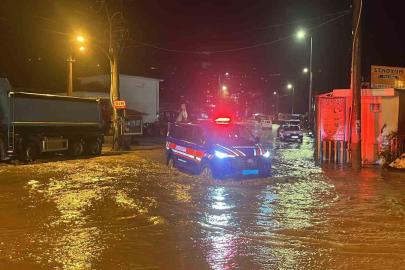 Alanya’da Oba çayı taştı, caddeler sular altında kaldı