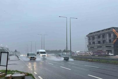 Alanya’da sağanak etkili oldu, sürücüler zor anlar yaşadı