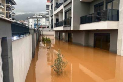 Alanya’da sağanak sebebiyle Oba Çayı taştı, binaların bahçelerini su bastı