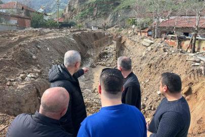 Alaşehir’de selin vurduğu yollar onarılıyor