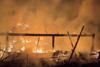 Alevlere teslim olan ahşap ev küle döndü