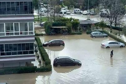Aliağa’da sağanakla birlikte dere taştı, bir mahalle sular altında kaldı