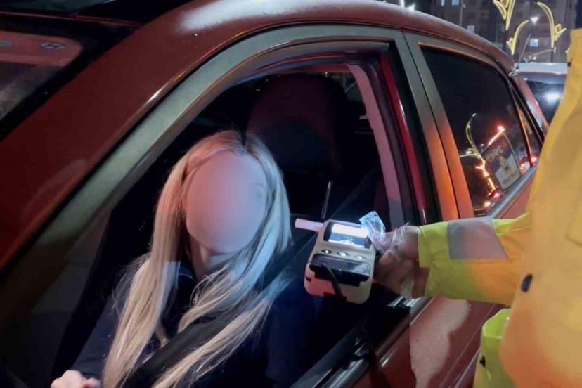 Alkollü kadın sürücünün ehliyetine el konuldu