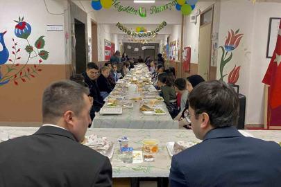 Alpu Kaymakamı Timur, ortaokul öğrencileriyle iftar yaptı