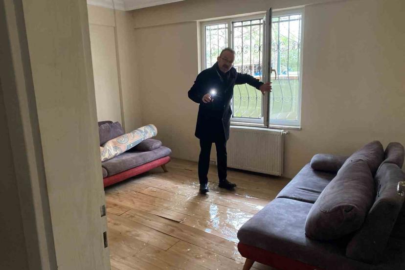 Altyapı çalışması sonrası apartmanı su bastı