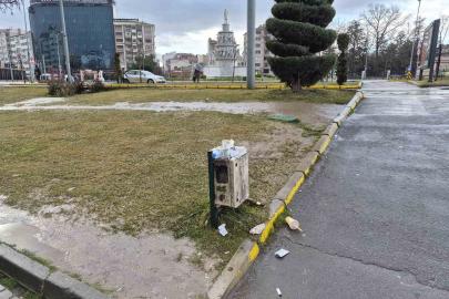 Altyapı panosunu çöp kutusuna çevirdiler
