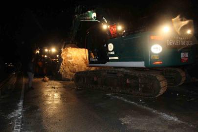 Amasya’da dağdan kopan dev kayalar yola düştü