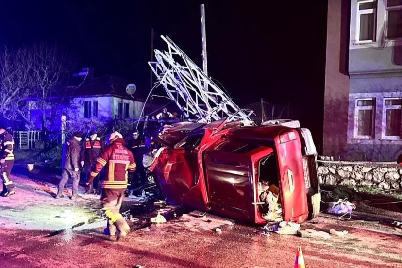 Amasya’da kamyonet çarptığı elektrik direğini ikiye ayırdı: 1 yaralı