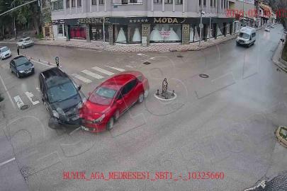 Amasya’da otomobilin Yeşilırmak Nehri’ne uçtuğu kaza kamerada