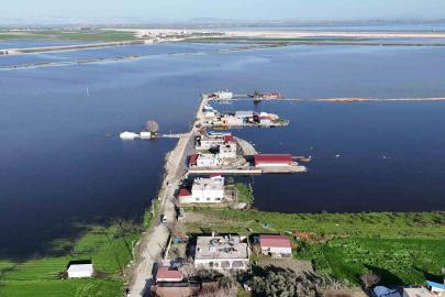 Amik Ovası’nda şiddetli yağışla birlikte tarım arazileri ve evler günlerdir sular altında
