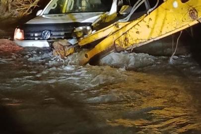 Ankara’da suya kapılan araç yaklaşık 150 metre sürüklendi