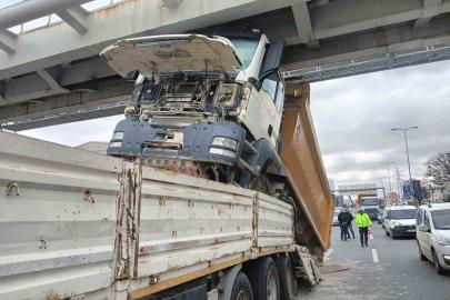 Ankara’da tıra yüklenmiş hafriyat kamyonu üst geçide çarptı