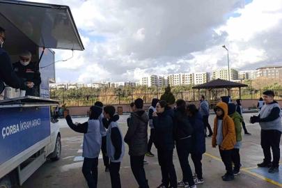 Antakya Belediyesi’nden soğuk kış gününde öğrencilere çorba ikramı