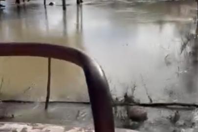 Antalya Serik’te taşan ırmak suları tarım arazileri ve caddeleri sular altında bıraktı