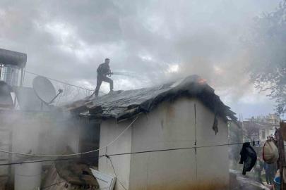 Antalya’da alev alev yanan tek katlı ev küle döndü