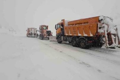 Antalya’da bin 825 rakımlı Alacabel’de kar yağışı