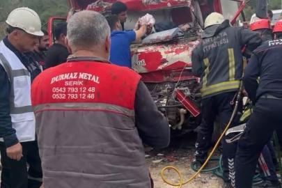 Antalya’da iki kamyon çarpıştı, sıkışan sürücüyü itfaiye kurtardı