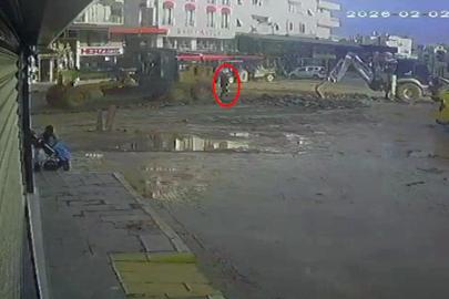 Antalya’da iş makinesinin belediye çalışanına çarpma anı kamerada