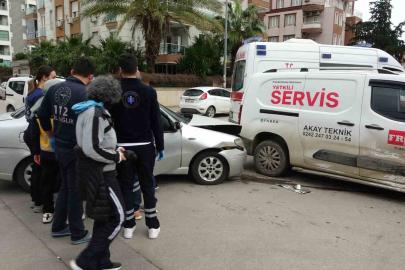 Antalya’da otomobil ile hafif ticari kavşakta çarpıştı: 3 yaralı