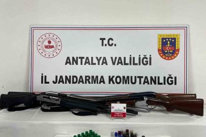 Antalya’da ruhsatsız 4 av tüfeği ele geçirildi
